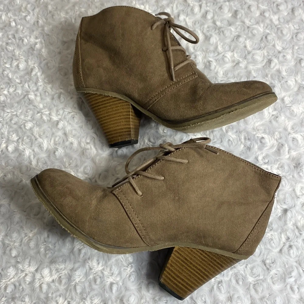 Dolce by Mox Moxy ankle booties tie size 8 “Dusty” faux suede neutral